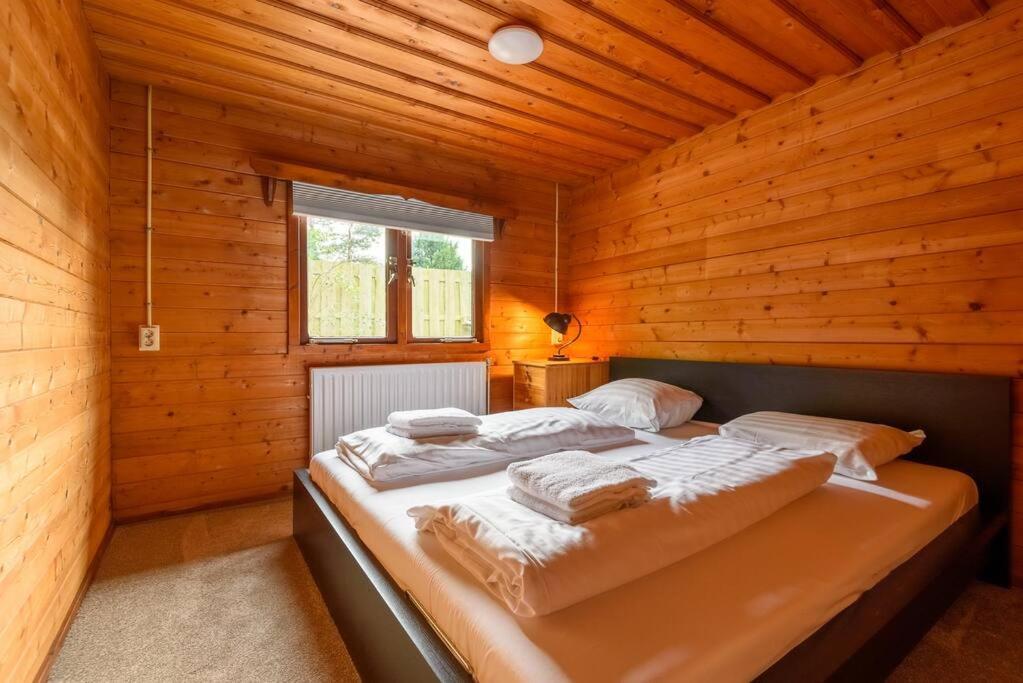 Spacious Wooden Cottage With Infra-Red Sauna At Veluwe Putten Exteriér fotografie