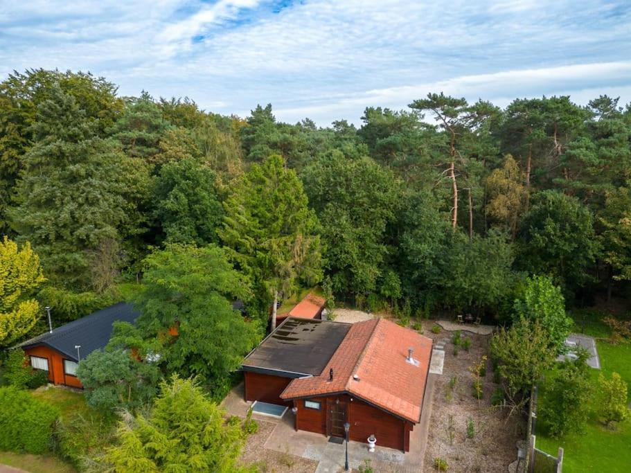 Spacious Wooden Cottage With Infra-Red Sauna At Veluwe Putten Exteriér fotografie