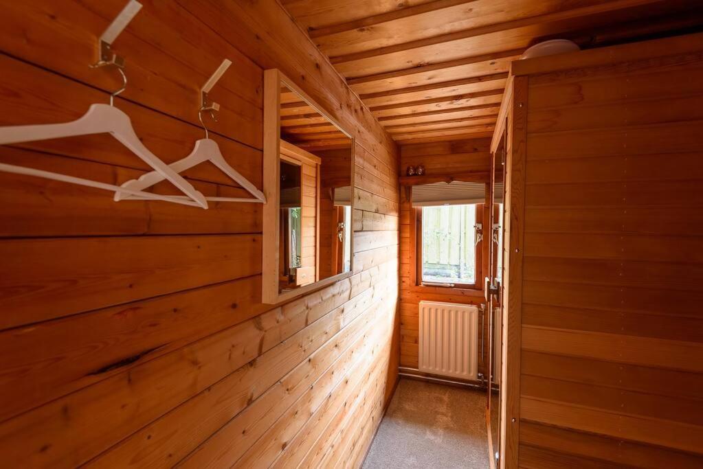 Spacious Wooden Cottage With Infra-Red Sauna At Veluwe Putten Exteriér fotografie